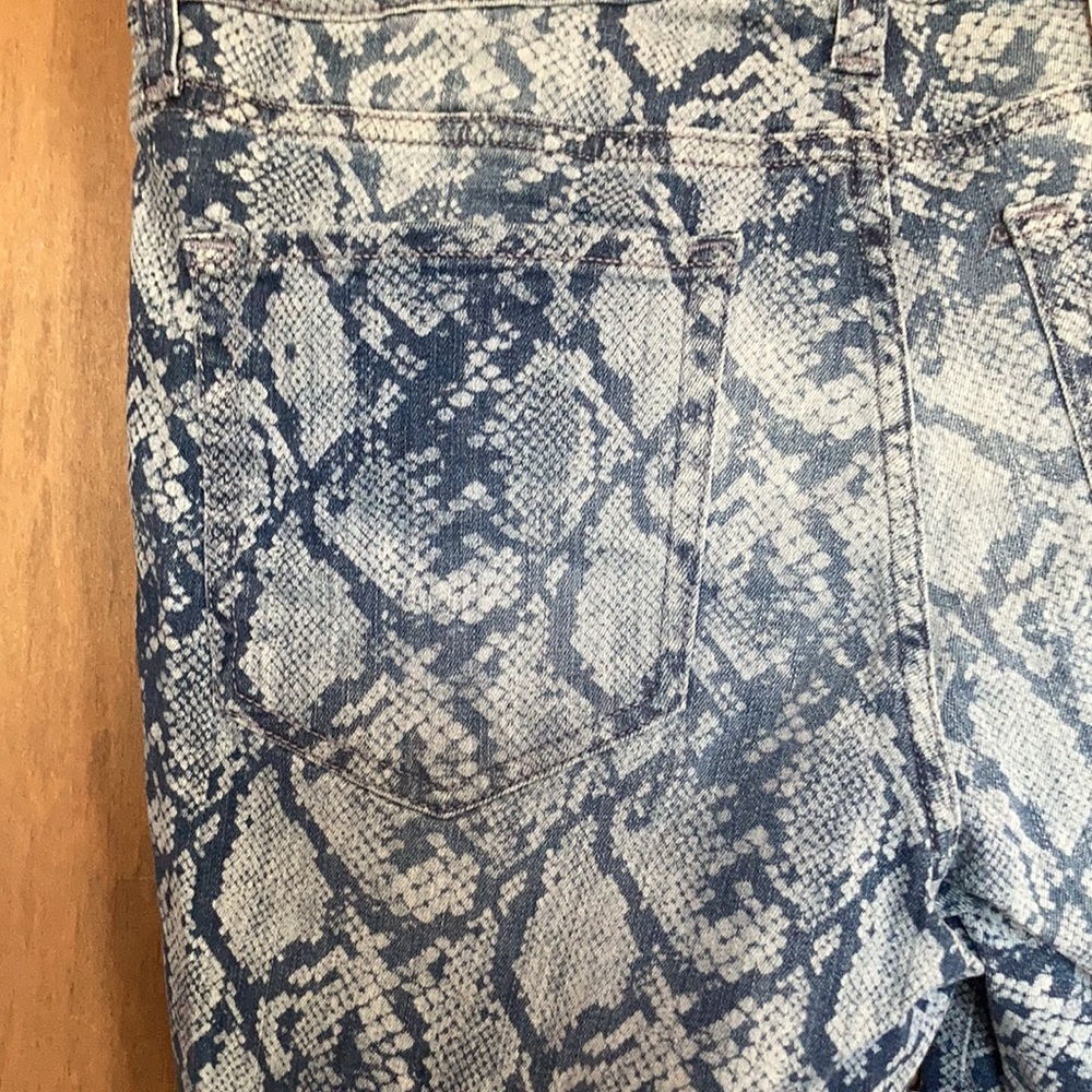 💜$15ifbundle3 Seven7 python print fray hem denim weekend short size 12 - Picture 15 of 17